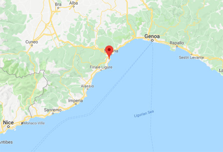 Foto map van ligurie kust bij savona aan het strand