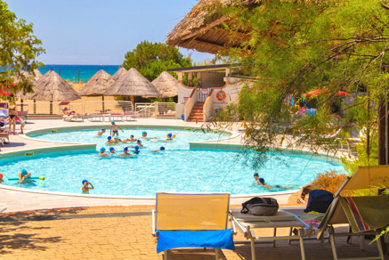vakantiepark met glamping aan strand toscaanse kust