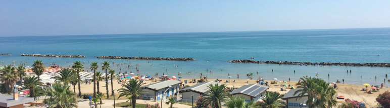 foto: Vakantie strand valkbij grottammare in Marche, oost italie
