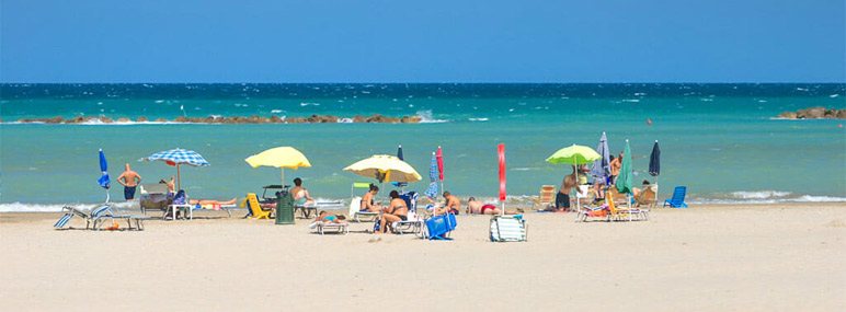 Le Marche kust met zandstrand van Fano, oost italie