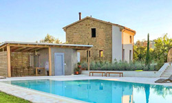 Modern vakantie landhuis met zwembad in le Marche bij Tolentino, Macerata